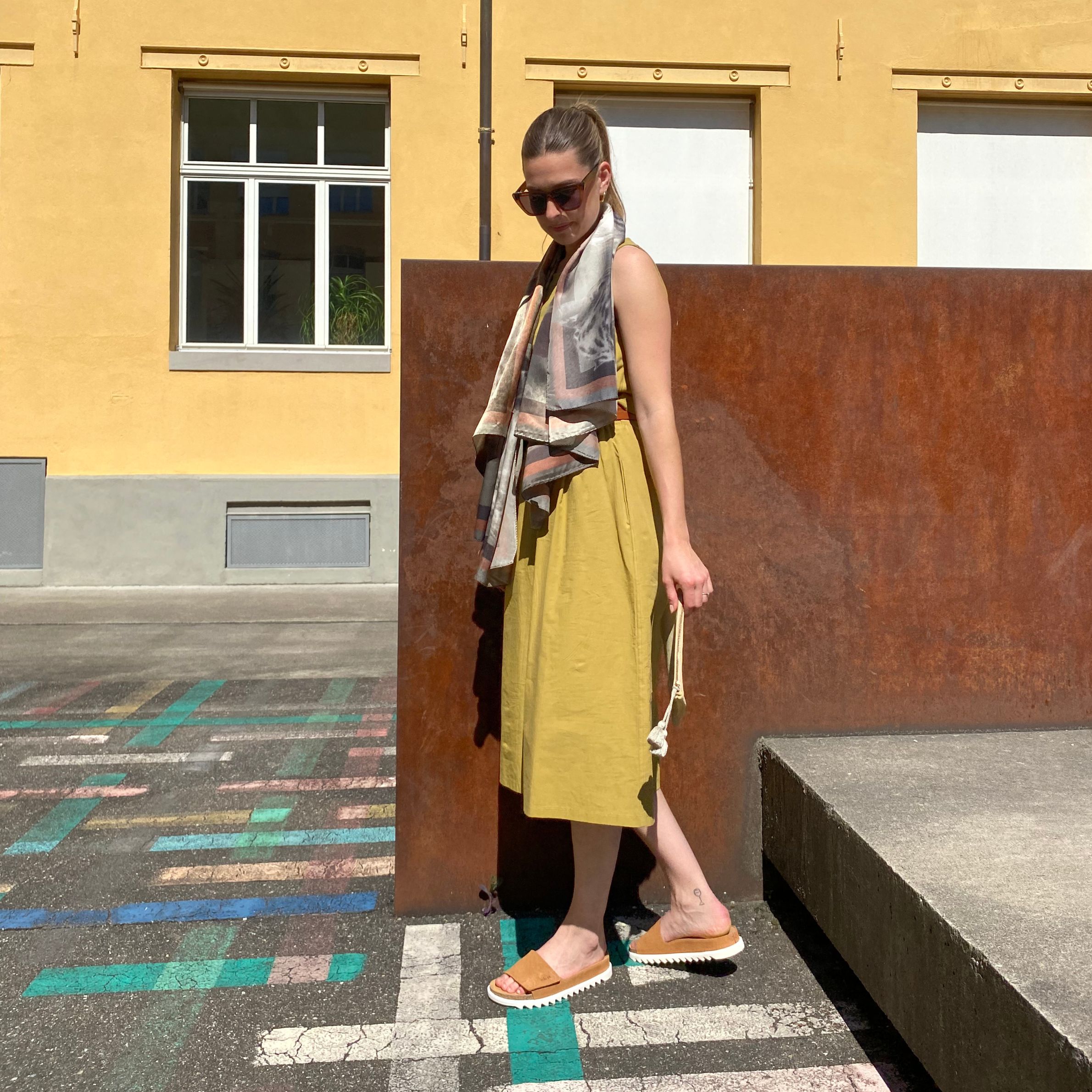 Kleid Beaumont Organic, Schal Zaha, Schuhe Ekn Footwear, Tasche Yoomee