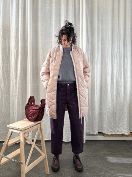 Foto Villa Paul, Mantel Langerchen, Pullover AMT Studio, Hose Maska, Tasche Pinqponq