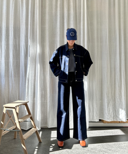 Fotos Villa Paul, Jacke und Jeans Jan'n June, Kappe Armedangels, Pullunder AMT Studios