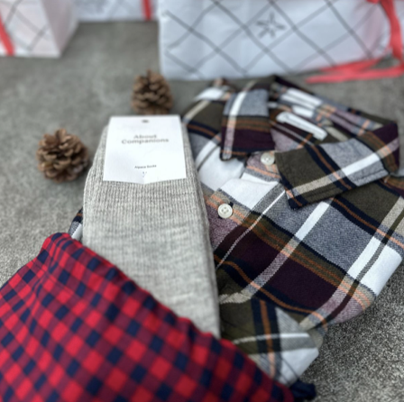 Geschenkideen für Herren von der Villa Paul, Hemd von Knowledge Cotton Apparel und Socken von About Companions Geschenkideen für Herren von der Villa Paul, Hemd von Knowledge Cotton Apparel und Socken von About Companions