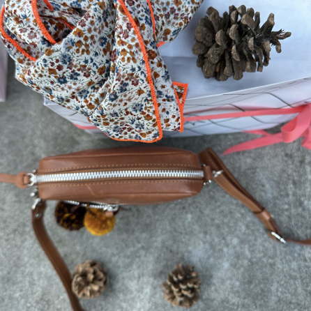 Geschenkideen von der Villa Paul, kleine Tasche von Park Bags, Foular von Marie pour la toile, Pommel von Yoomee Geschenkideen von der Villa Paul, kleine Tasche von Park Bags, Foular von Marie pour la toile, Pommel von Yoomee