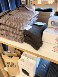 Villa Paul Kollektionsbild FS26 Socken, Hemd